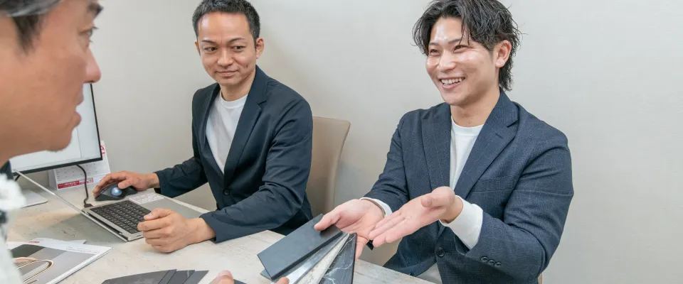 顧客と話すスタッフの写真