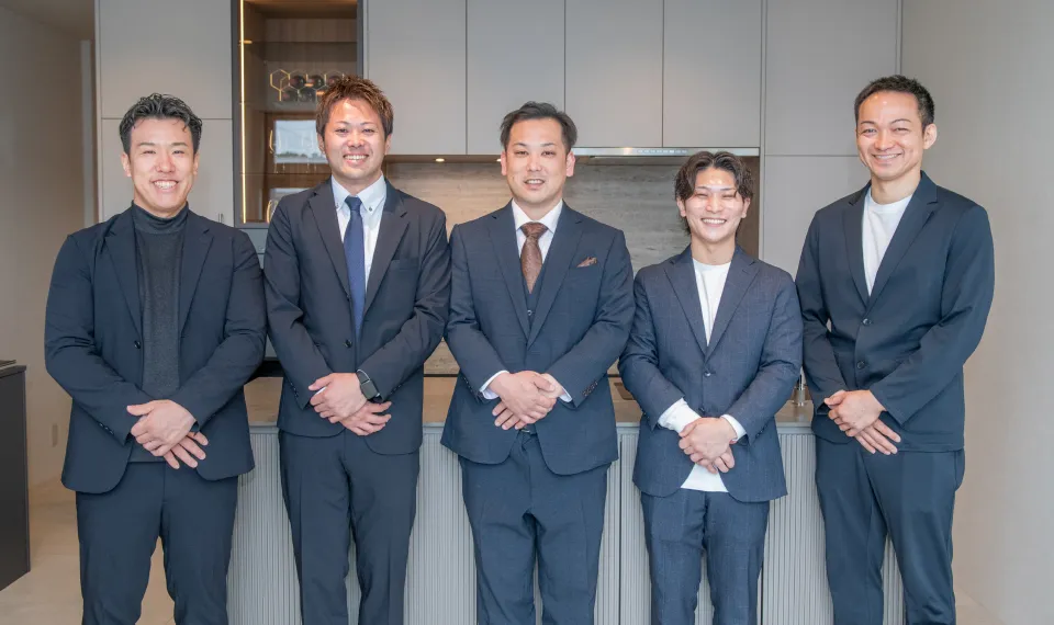 並んでいる5人のスタッフの写真