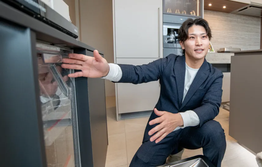 ショールームで食洗機の提案をするスタッフの写真