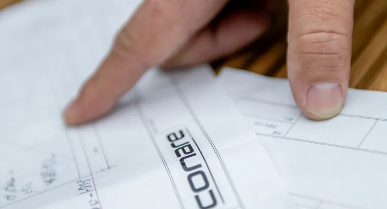 図面を指差す写真