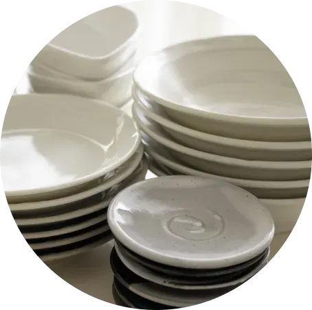 たくさんの皿の写真