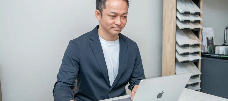 PCでメールの確認をするスタッフ