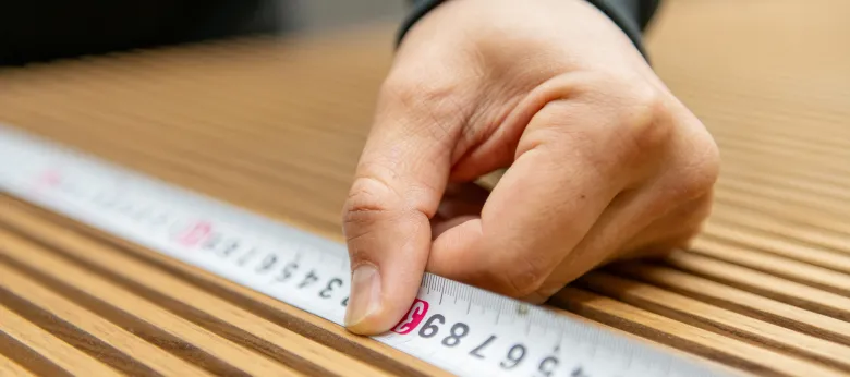 巻き尺で寸法を測っている写真