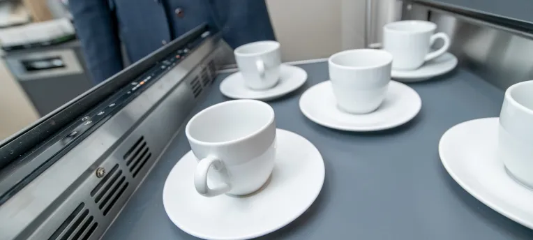 マグカップウォーマーの上に乗ったマグカップの写真