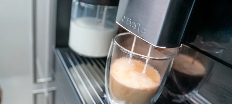 ビルトインコーヒーメーカーでコーヒーを入れている写真