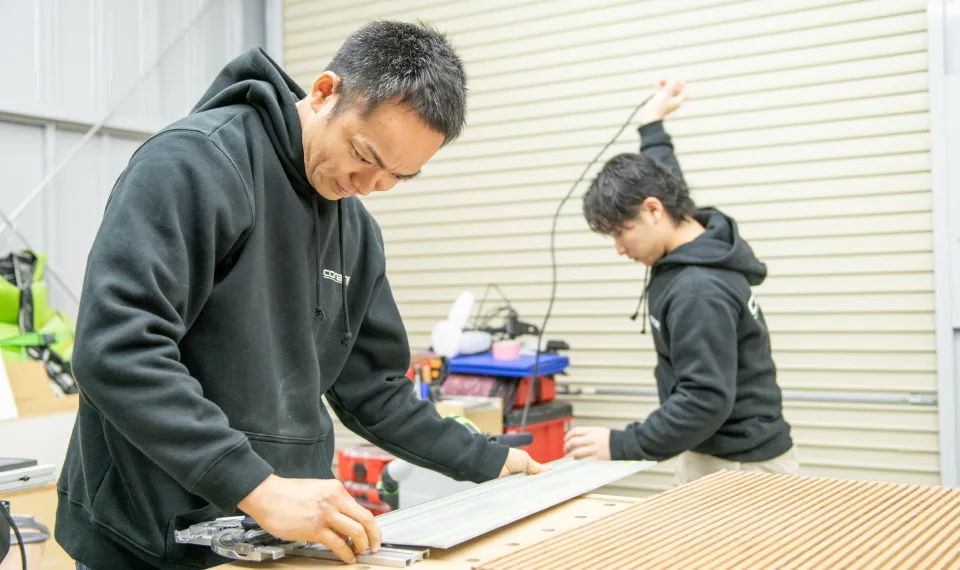 作業をするスタッフの写真