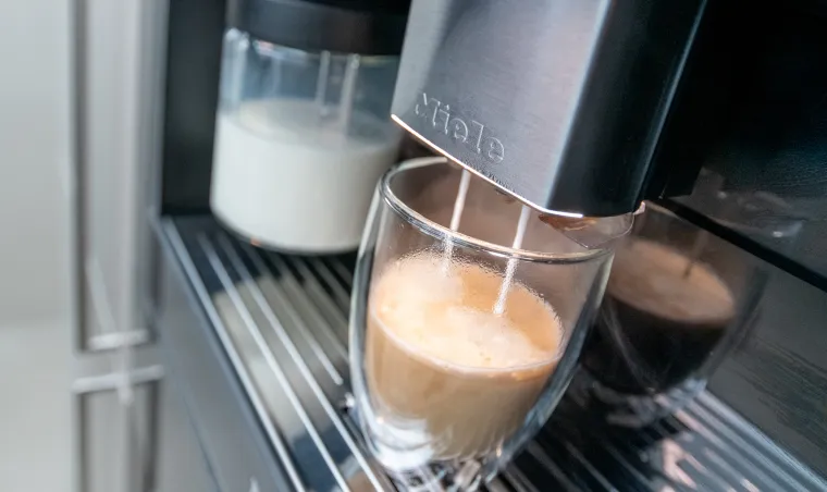 ビルトインコーヒーメーカーでコーヒーを入れている写真