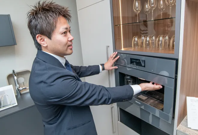 コーヒーメーカーの解説しているスタッフ