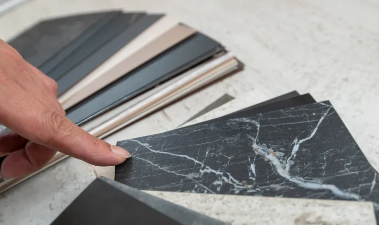 キッチンの材質を選定している写真