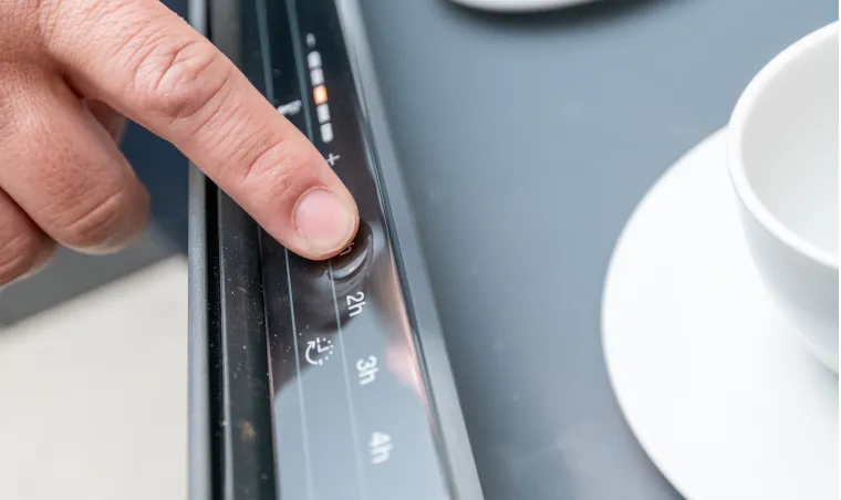 カップウォーマーのボタンを押している写真