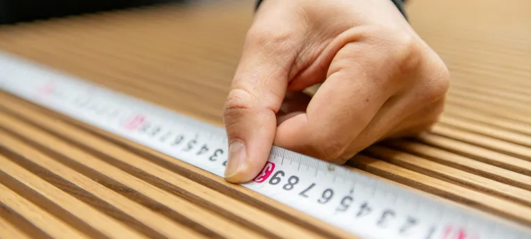 巻き尺で寸法を測っている写真