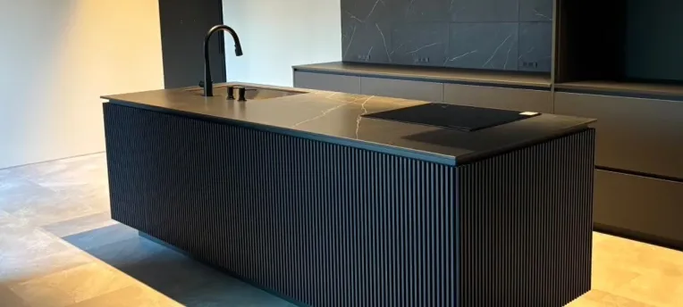 黒いキッチンの写真