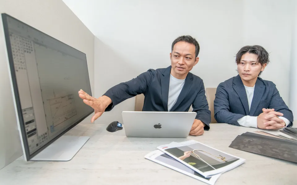 デザインの提案をするスタッフ