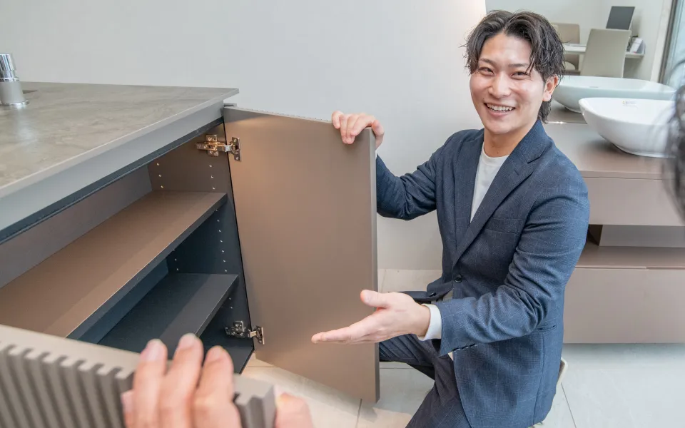 収納スペースを紹介するスタッフ