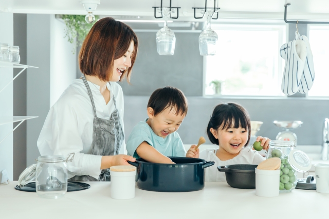 キッチンは家具の一部。インテリアと調和するオーダーキッチンの考え方-家族